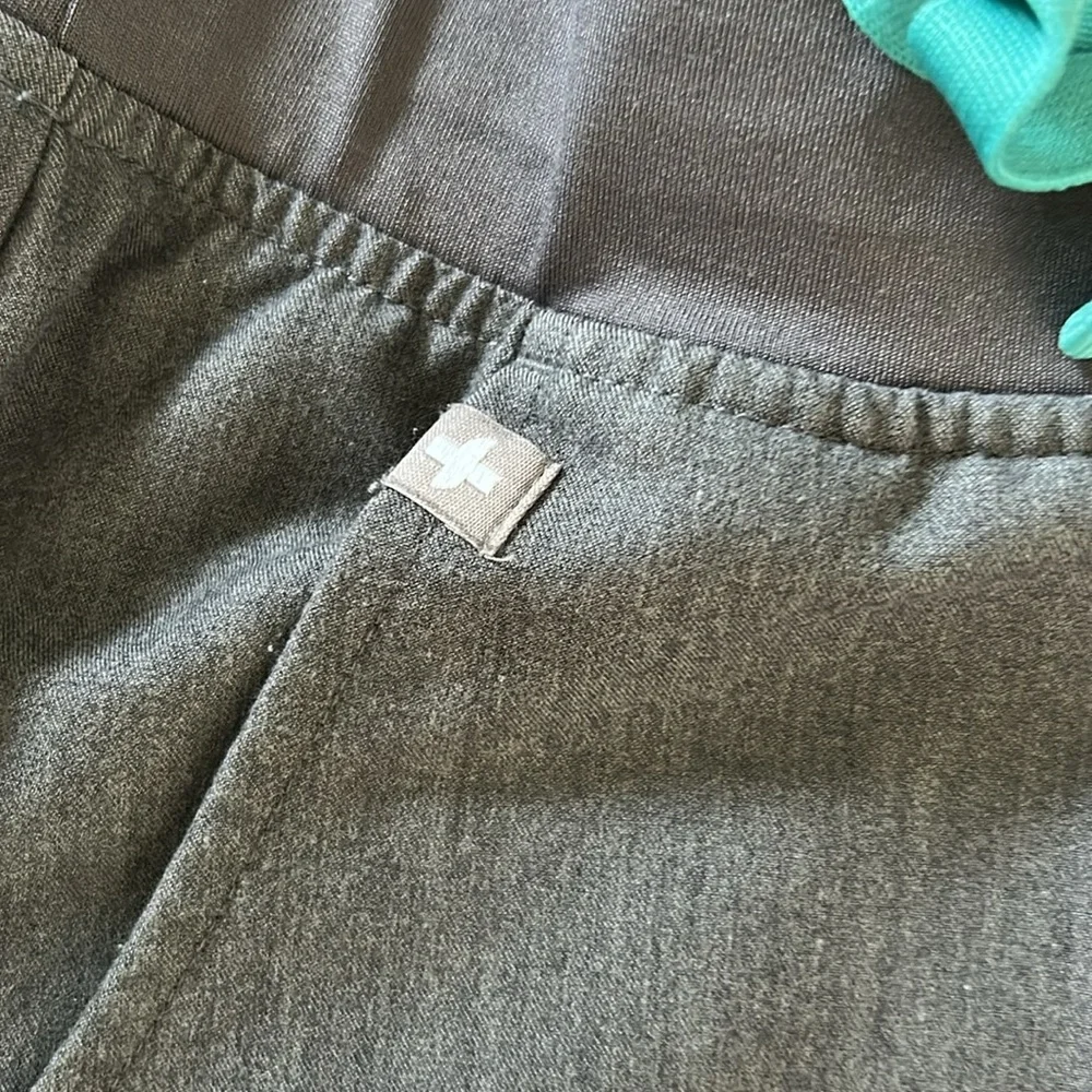 FIGS Scrubs - Picture 4 of 12